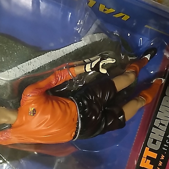 FT CHAMPS FC BARCELONA VICTOR VALDÈS FIGURINE - Picture 4 of 4